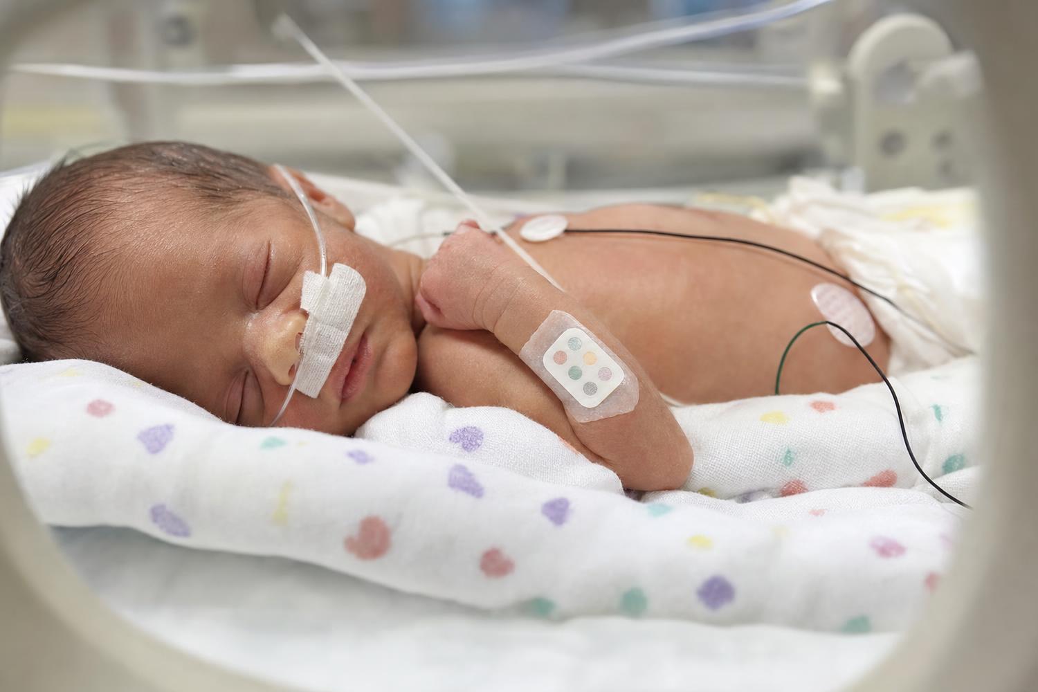 Addio aghi per i neonati? Il piccolo cerotto che rivoluziona tutto