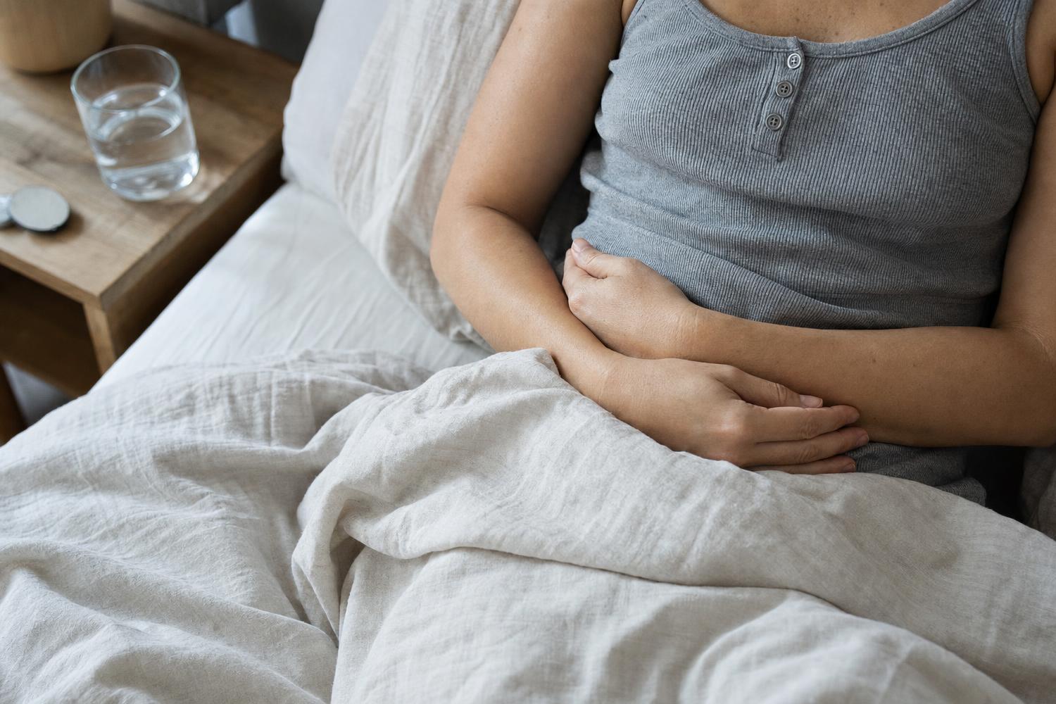 Pancia gonfia al mattino? Gli errori serali da evitare ad ogni costo