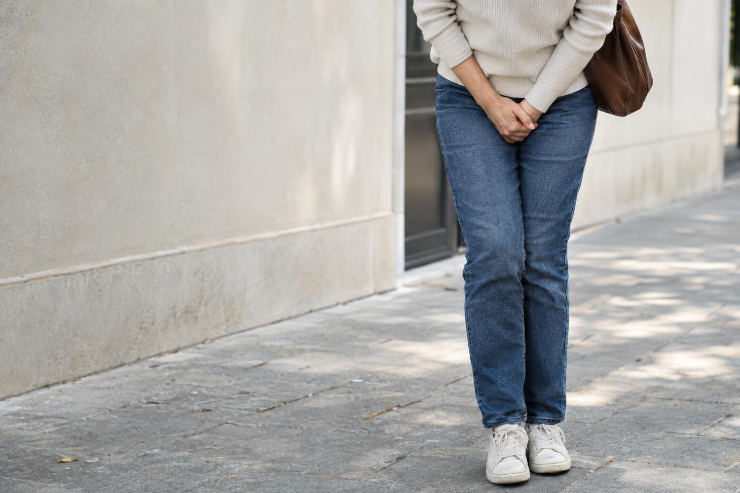 Ti scappa la pipì? Perché mettersi a correre verso il bagno è un errore