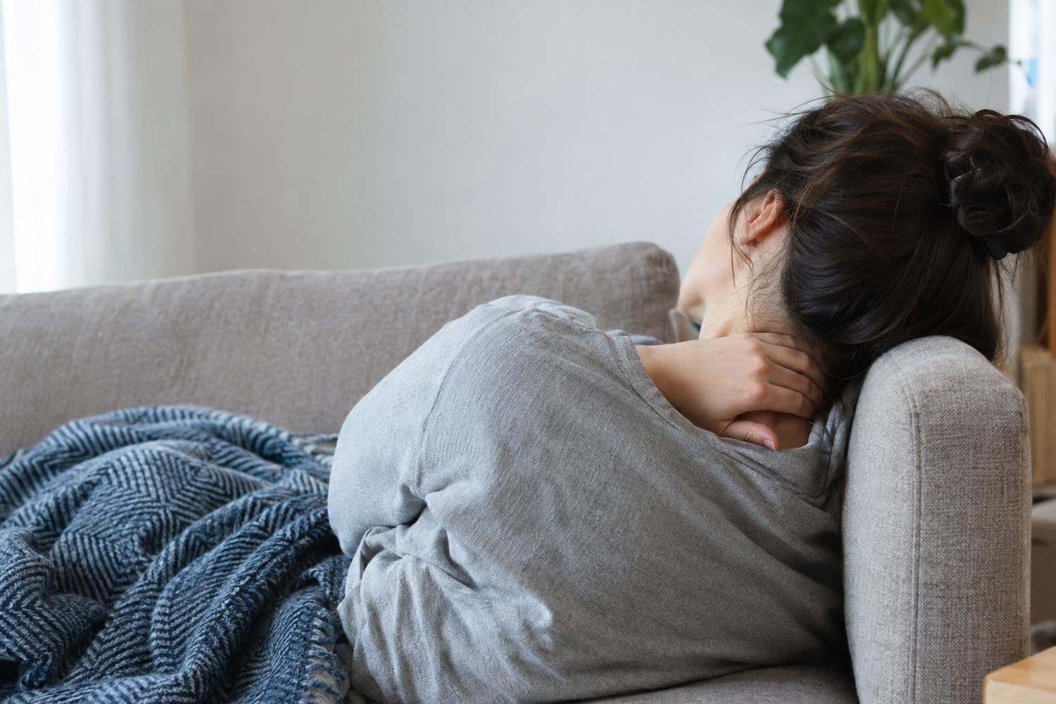 Collo bloccato al mattino? La verità sulla posizione per dormire