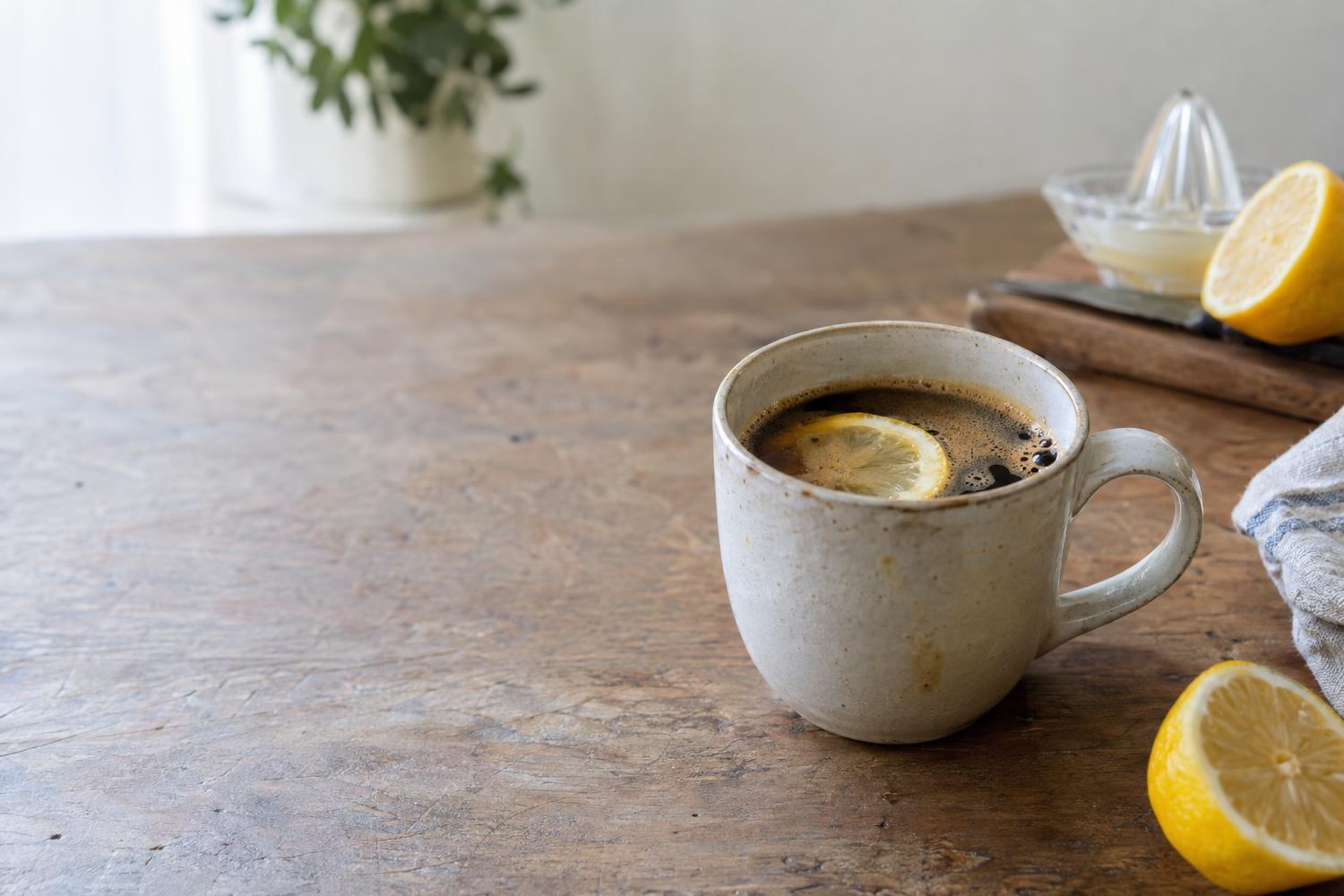 Perché c’è chi consiglia di bere caffè con limone?