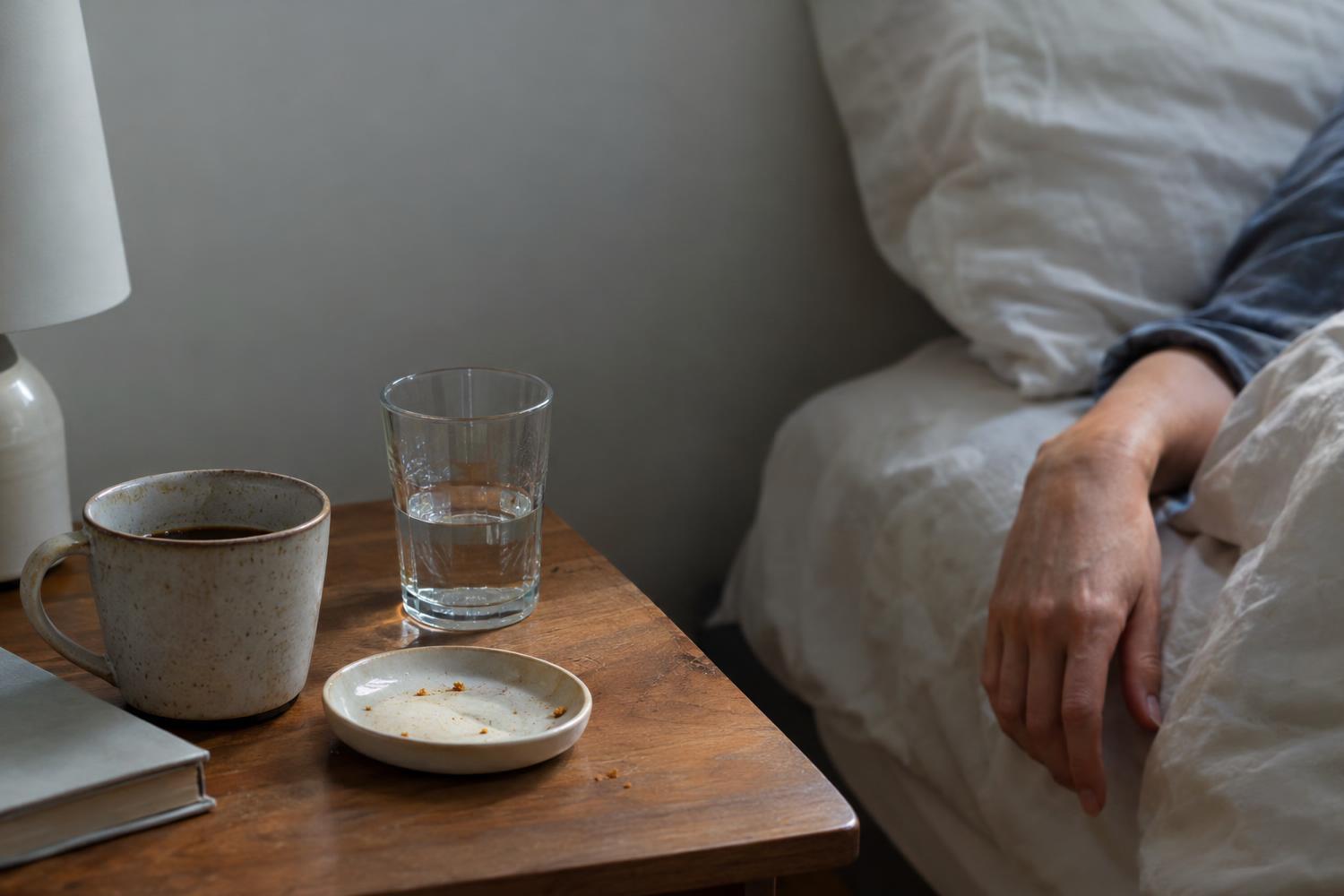 Ti svegli di notte? Ecco cosa rovina il sonno (e non è solo il caffè)