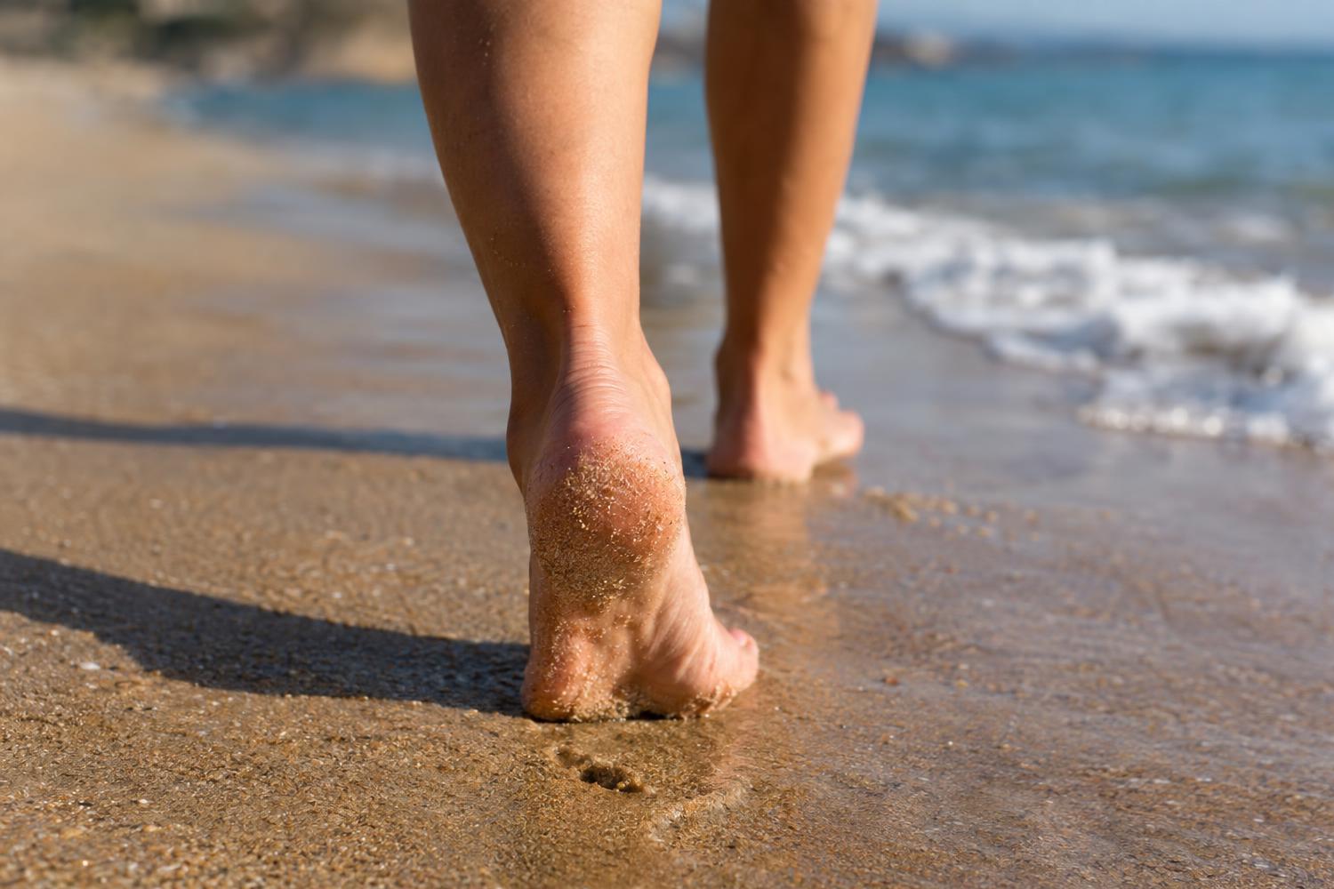 Fascite plantare: camminare sulla sabbia fa bene o peggiora il dolore?