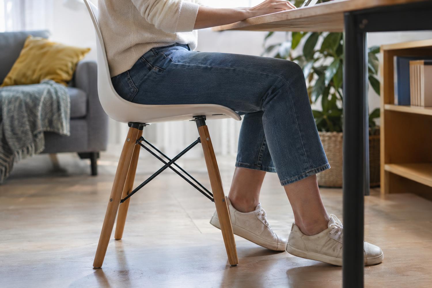 Otto ore seduti in ufficio? Ecco cosa succede davvero alle gambe