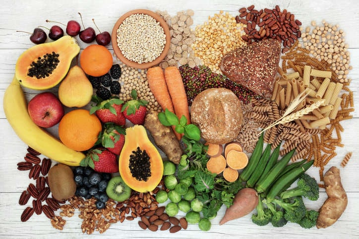 Fotografia con alimenti ricchi di fibra (frutta, verdura, pasta integrale, ...).