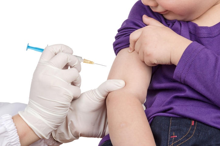 Bimbo che riceve la vaccinazione sul braccio
