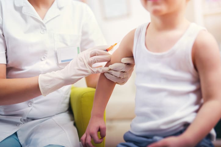 Pediatra che pratica il vaccino della rosolia ad un bambino
