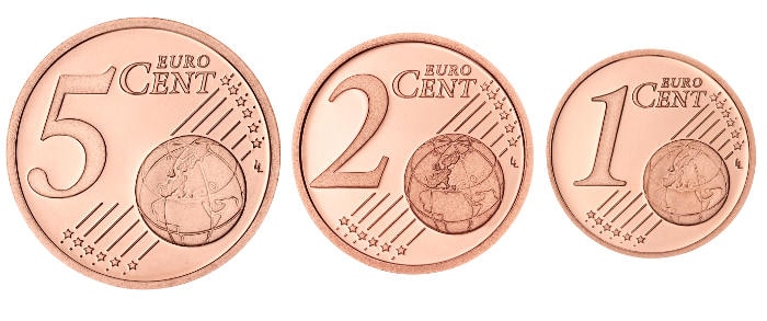 Primo piano di alcune monete di euro da 1, 2 e 5 centesimi, ricchi di nickel.