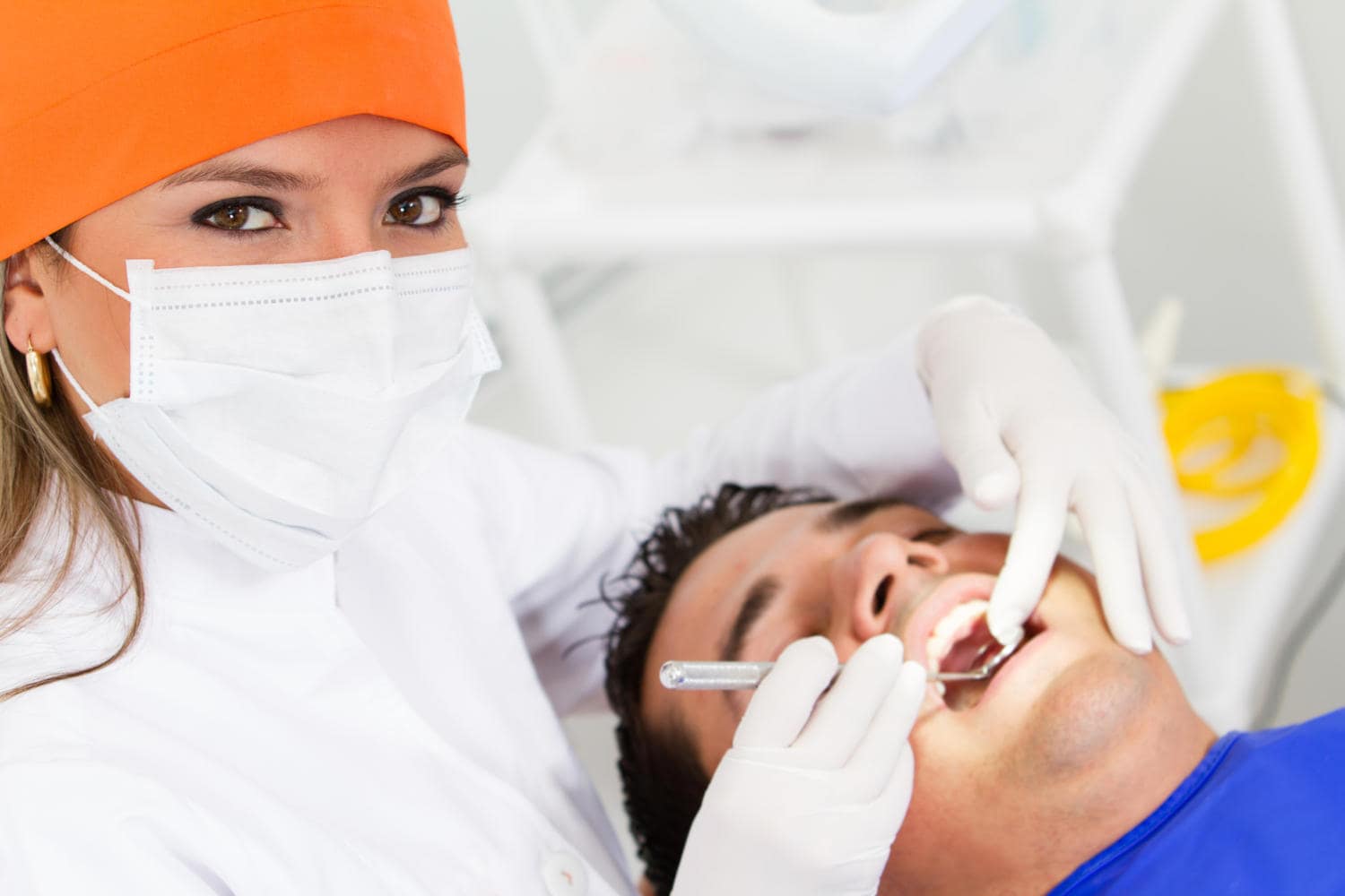 Dentista che interviene su un paziente