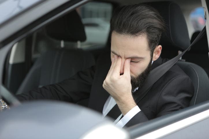 Uomo affaticato alla guida dell'auto