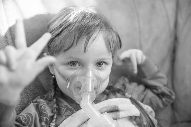 Bambina con fibrosi cistica in terapia aerosolica