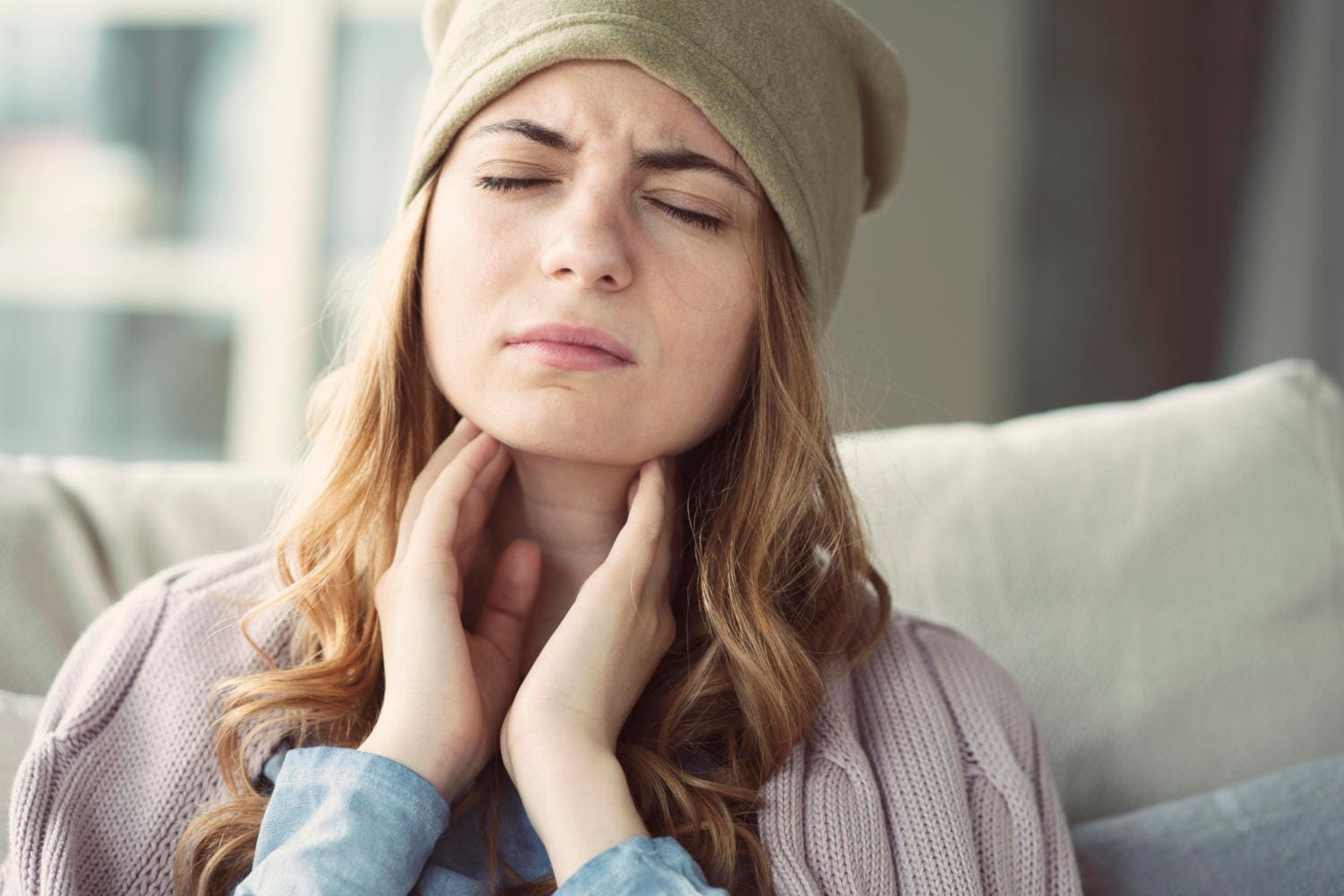 Donna che si tocca la gola a causa di dolore