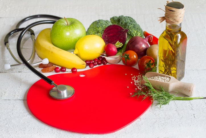 Fotografia con alcuni dei principali alimenti facenti parte di una dieta sana e adatta a trattare la pressione alta