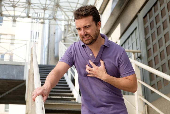 Fotografia di un uomo interessato da un attacco di angina