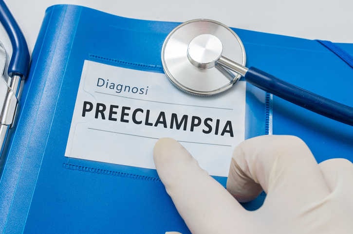 Fotografia di una cartellina blu con la scritta "Diagnosi: Preeclampsia"
