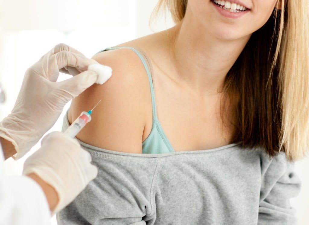 Adolescente riceve vaccinazione contro HPV