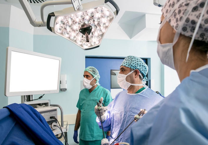Fotografia di medici che stanno operando il laparoscopia