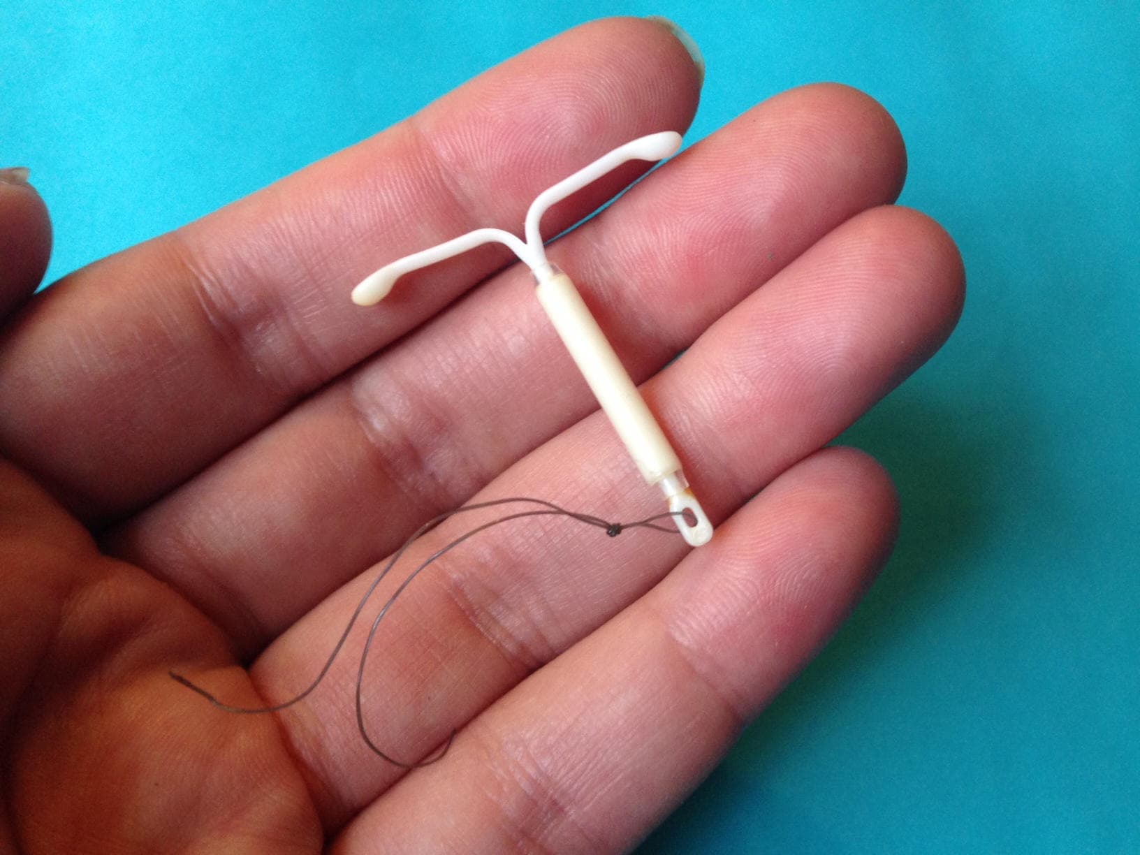 Mirena, spirale (IUD) su una mano