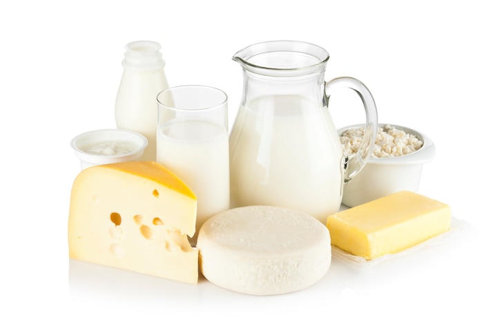 Fotografia con i principali alimenti contenenti calcio (formaggi, burro, latte, yogurt, ...).
