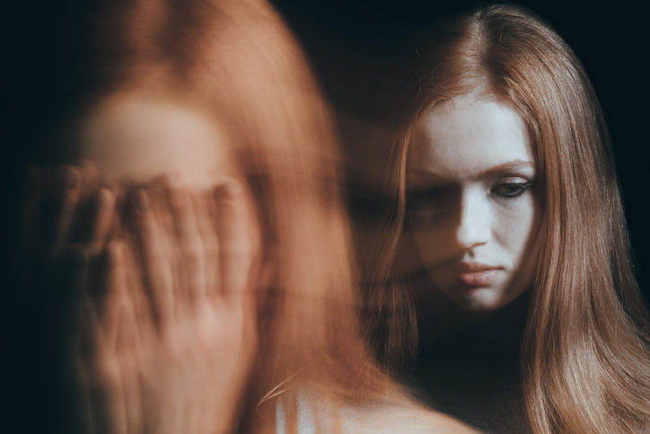 Fotografia ritoccata con una ragazza prima triste e poi con il viso coperto dalle mani