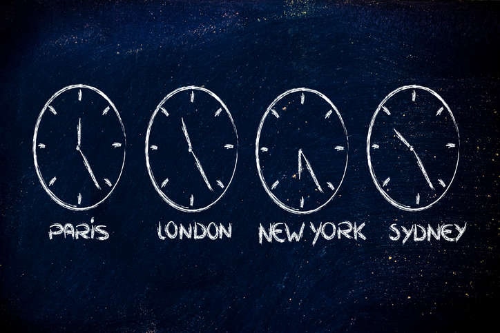 Immagine di una lavagna con disegnati 4 orari di capitali del mondo