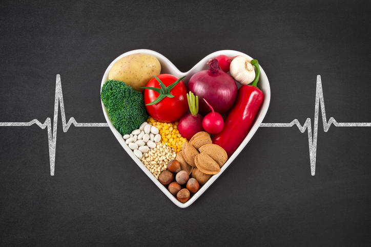 Fotografia di un piatto a forma di cuore, contenente gli alimenti adatti a una dieta sana