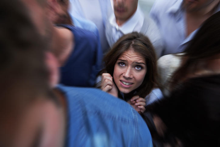 Fotografia di donna sovrastata dalla folla