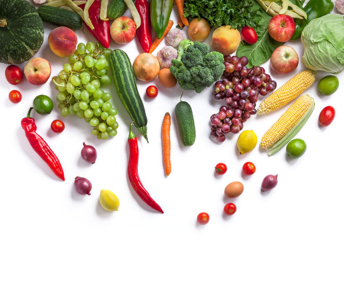 Fotografia di frutta e verdura, alimenti consigliati nell'ottica di una dieta preventiva verso le coliche biliari.