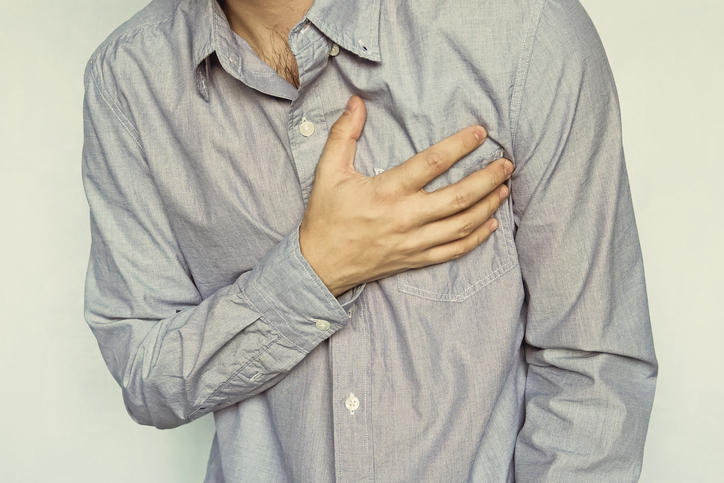 Uomo che si tocca il petto a causa del dolore causato dalla pericardite