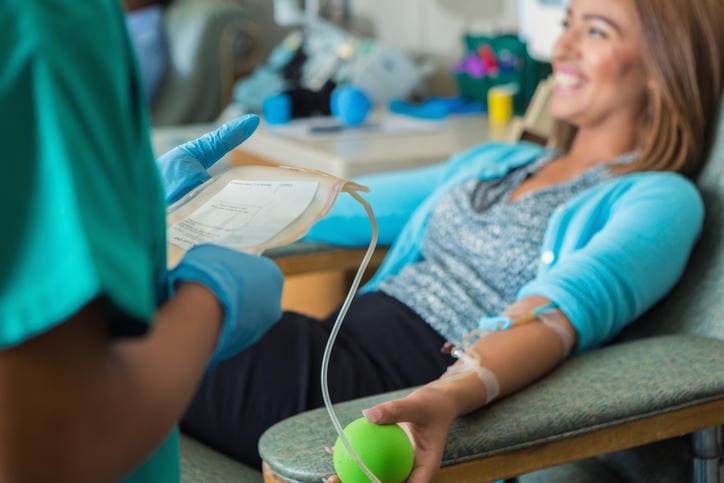 Fotografia di una donna che sta donando il sangue