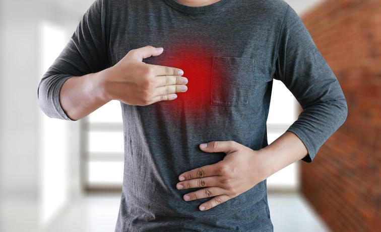 Fotografia di un uomo che si tocca il petto a causa del bruciore causato dal reflusso gastroesofageo