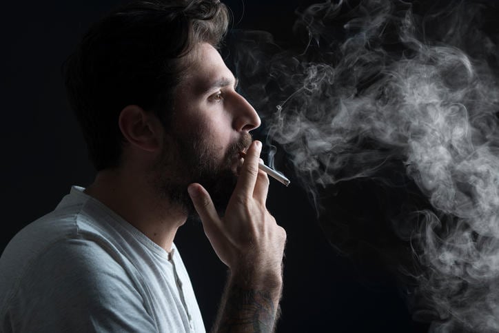 Fotografia di un ragazzo che fuma