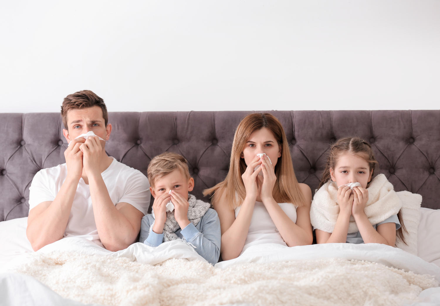 Famiglia a letto con l'influenza