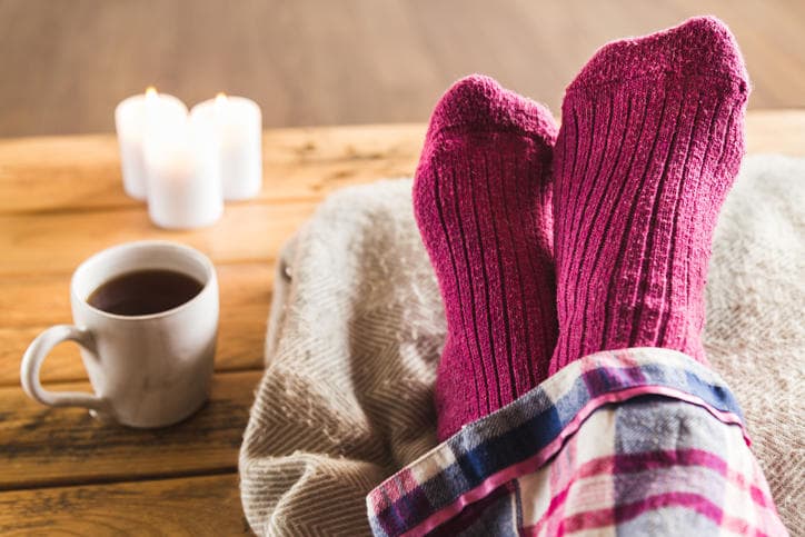 Primo piano di piedi con calze pesanti di lana