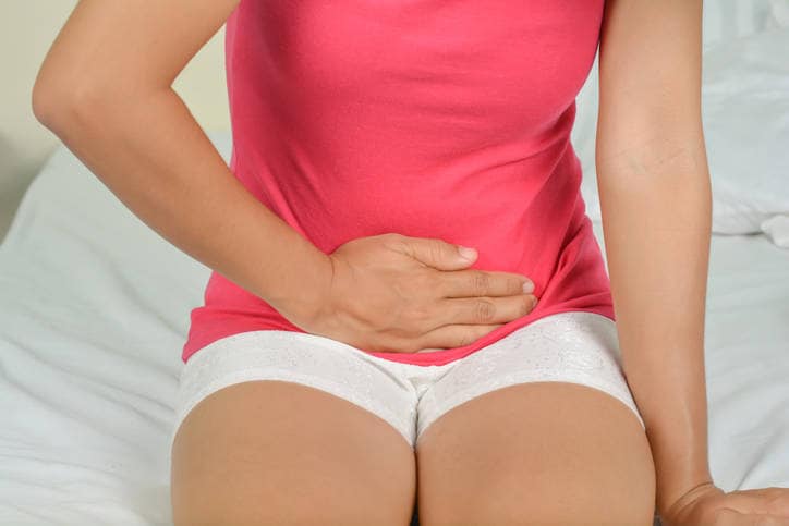 Primo piano del bacino di una donna che si tocca a causa del dolore