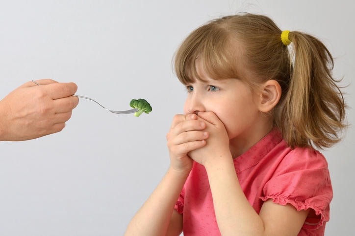 Bambina che si rifiuta di mangiare