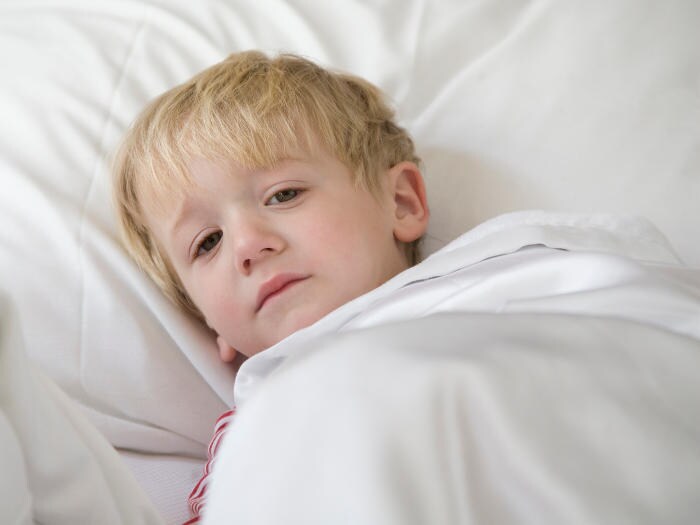 Bimbo sofferente a letto a causa dell'acetone