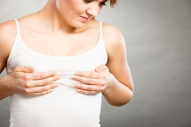 Donna che si tocca il seno a causa di dolore
