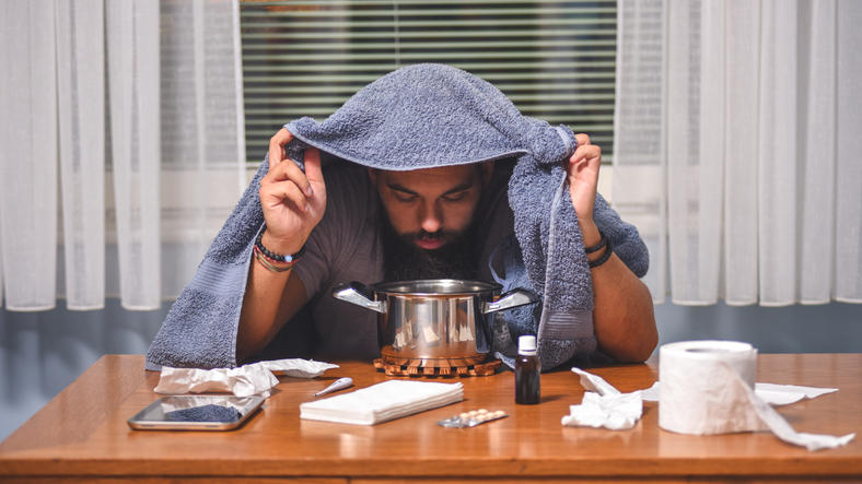 Uomo che pratica i suffumigi sulla pentola