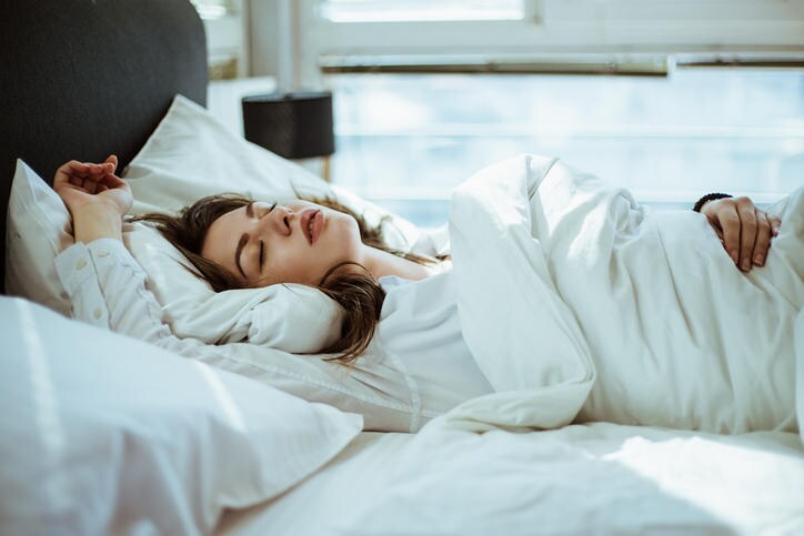Donna che dorme in un sonno profondo