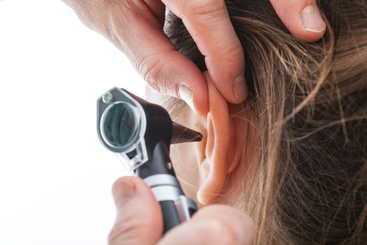 Otoscopio per guardare all'interno del canale auricolare