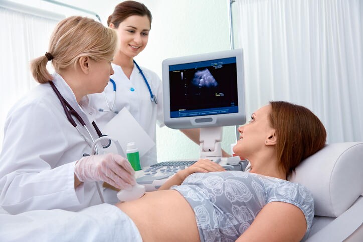 GInecologa che sottopone una donna incinta a un'ecografia