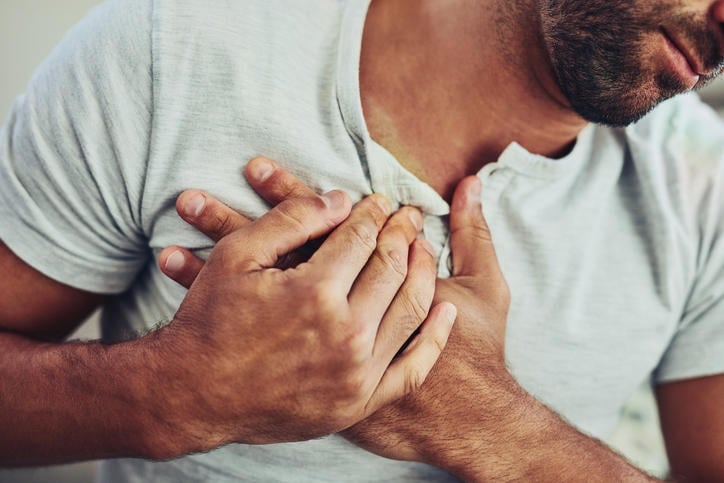 Uomo che si tocca il torace a causa del dolore da costocondrite