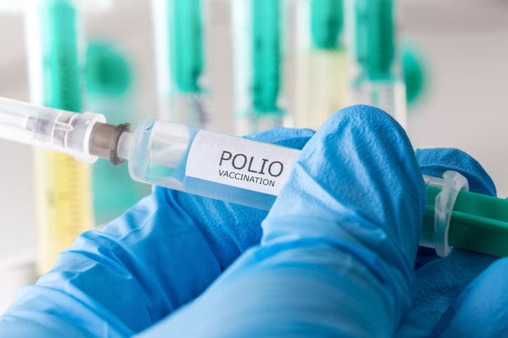 Fotografia di una siringa con la scritta "Vaccinazione Poliomielite"