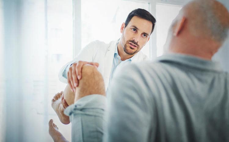 Medico che visita un anziano con connettivite