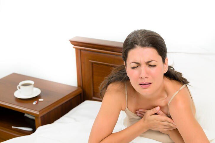 Donna colpita da tachicardia e dolore toracico
