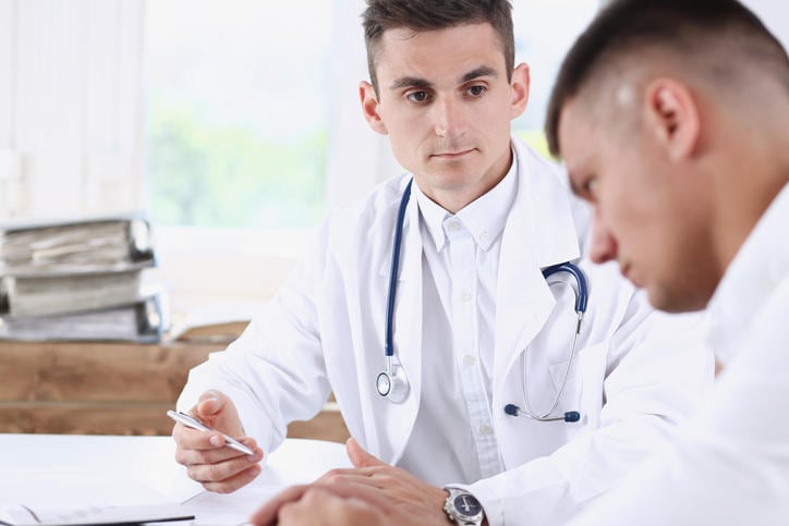 Medico che visita un paziente in stato di agitazione