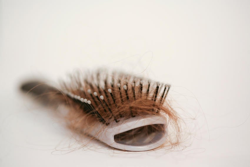 Spazzola pieni di capelli residui