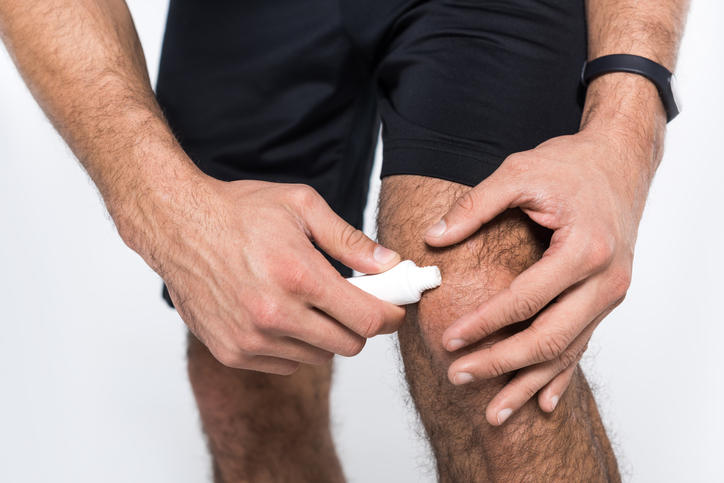 Applicazione di crema sul ginocchio