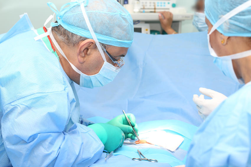 Chirurgo che esegue un intervento di riparazione di ernia inguinale